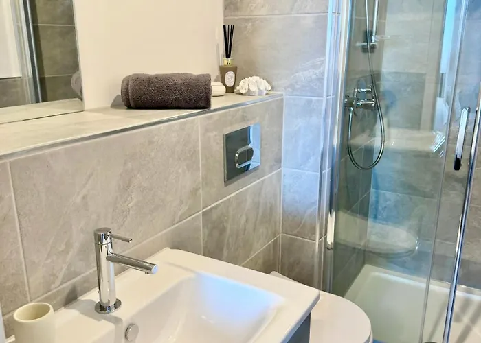 Stay@55 -secure Underground Parking Apartman